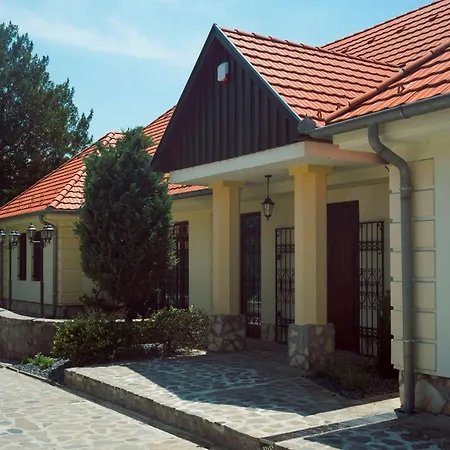 Aprili Villa