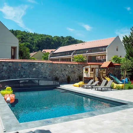 Aprili Villa *